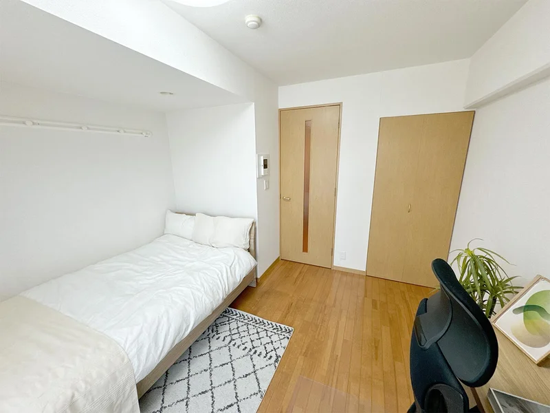 写真はお部屋のイメージです。ラグなどの室内装飾はございません。