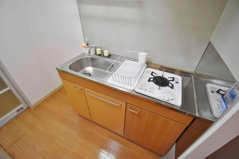【キッチン画像】滋賀県長浜市ウィークリーマンション♪冷蔵庫、電子レンジ、炊飯器、ケトル、調理器具や食器類もご用意しております(^^♪