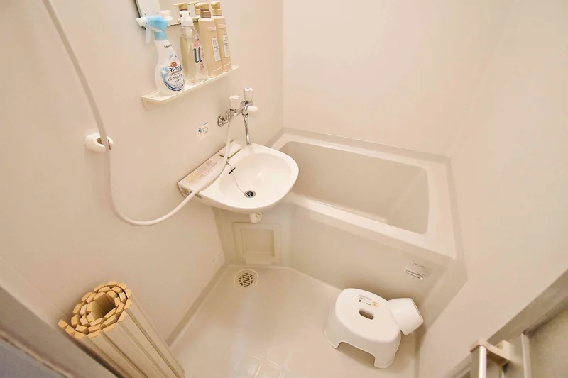 【滋賀県長浜市ウィークリーマンションバス画像】滋賀県長浜市マンスリーマンションでは、バスルームにも多数の備品を設置。シャンプー、トリートメント、ドライヤーは標準設備♪