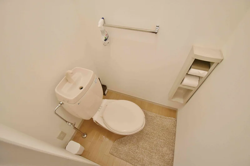 【トイレ画像】ウォシュレット付トイレです(*^^)v清掃道具もご用意しております☆彡滋賀県長浜市ウィークリーマンションでは標準設備です♪