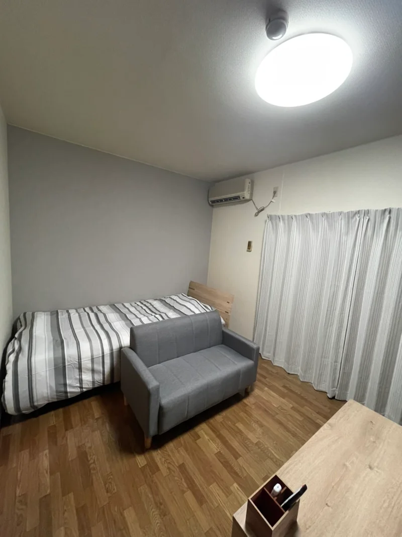 弊社の滋賀彦根市ウィークリーマンションおよび滋賀彦根市マンスリーマンションでは、ご利用いただく際に必要な家具や家電製品に加え、様々な備品を完備しております。これにより、ご利用当日から快適にお過ごしいただけるように配慮しております。