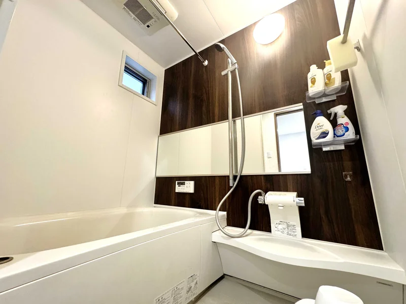 【滋賀近江八幡駅前ウィークリーマンションバス画像】滋賀近江八幡駅前マンスリーマンションでは、バスルームにも多数の備品を設置。シャンプー、トリートメント、ドライヤーは標準設備♪