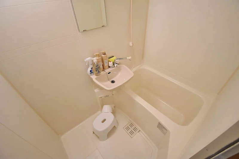 バスルーム画像です♪滋賀長浜市ウィークリーマンションでは、お風呂用の椅子もあるのでごゆっくりと快適にご利用いただけます★