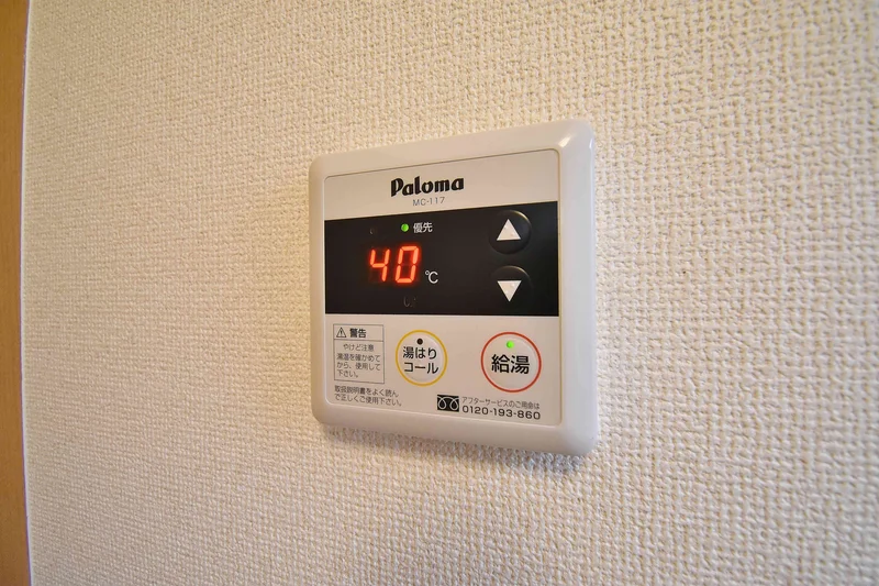 温度調節機能も完備、お湯張りも簡単に出来ます♪また、スポンジ・浴槽用洗剤も完備で滋賀長浜市エリアで長期利用向け。シャンプー・ボディソープ・タオルもご用意しておりますのでお荷物も少なく済みますね★