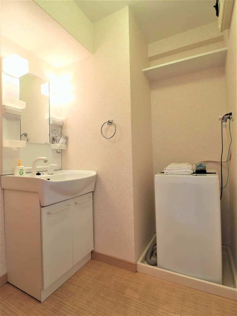 独立洗面台付で朝支度やお風呂上がりに活用！　洗濯機ありで衣類など洗濯できるので毎日快適にお過ごし可能♪