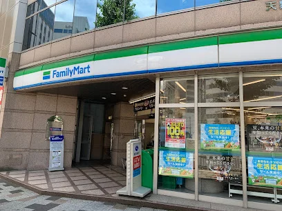 ファミリーマート 高見馬場店まで徒歩7分、550m
