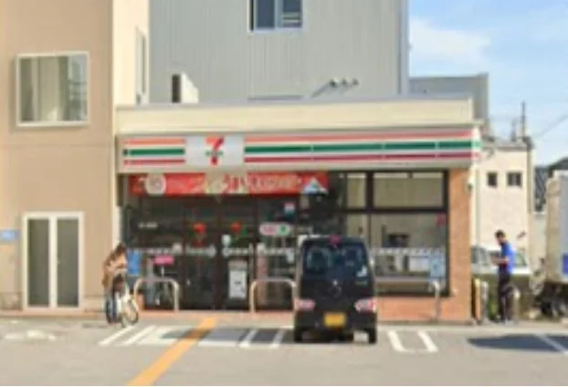 セブン-イレブン 長浜駅前店まで徒歩4分、300m。