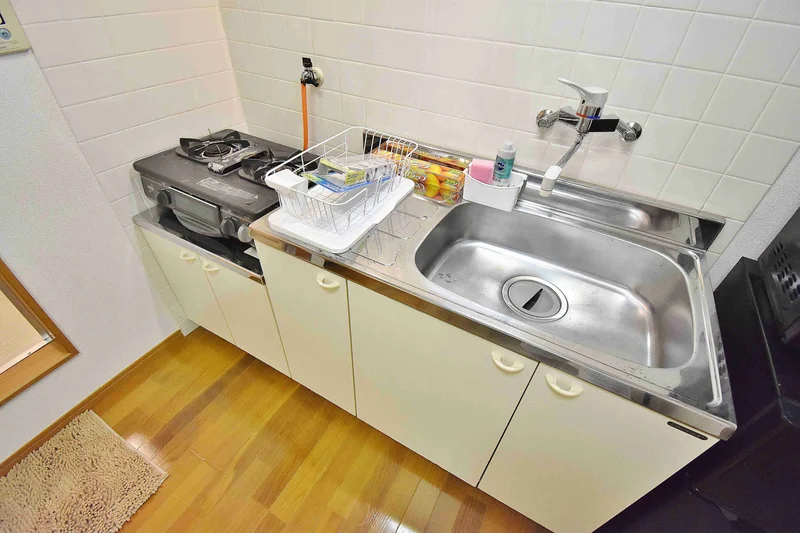 【キッチン画像】滋賀県長浜市ウィークリーマンション♪冷蔵庫、電子レンジ、炊飯器、ケトル、調理器具や食器類もご用意しております(^^♪