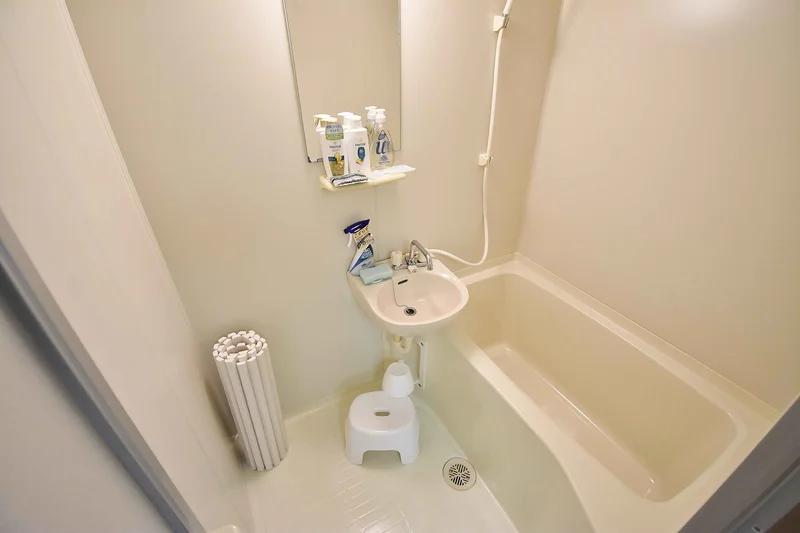 【滋賀県長浜市ウィークリーマンションバス画像】滋賀県長浜市マンスリーマンションでは、バスルームにも多数の備品を設置。シャンプー、トリートメント、ドライヤーは標準設備♪