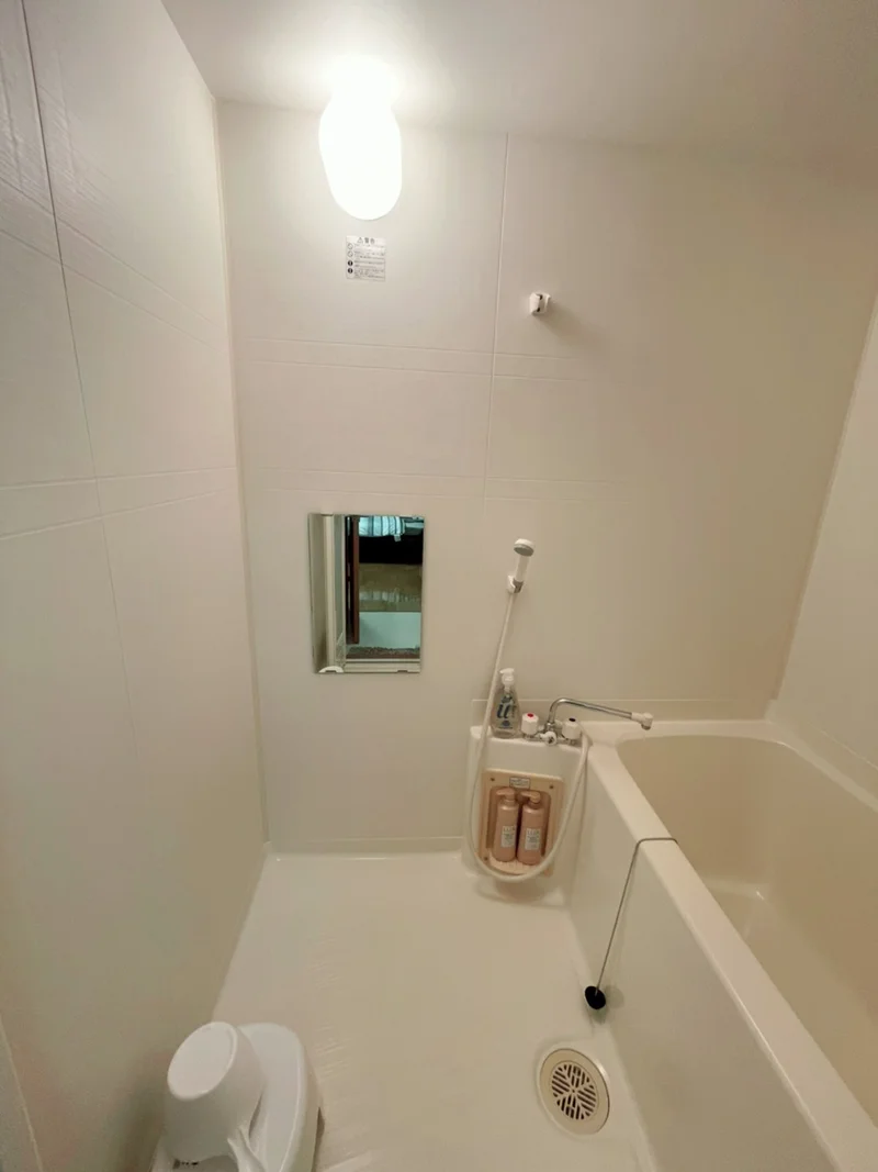 バスルーム画像です♪滋賀県長浜市ウィークリーマンションでは、お風呂用の椅子もあるのでごゆっくりと快適にご利用いただけます★