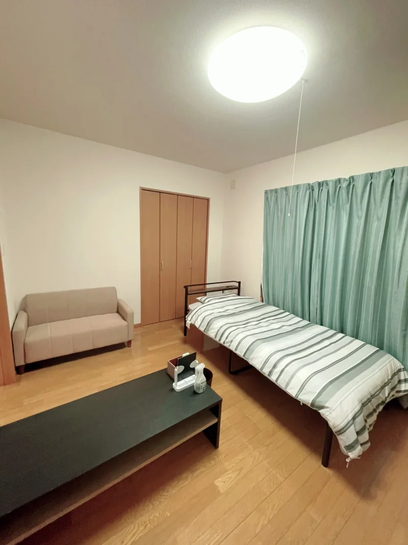 弊社の滋賀県長浜市ウィークリーマンションおよび滋賀県長浜市マンスリーマンションでは、ご利用いただく際に必要な家具や家電製品に加え、様々な備品を完備しております。これにより、ご利用当日から快適にお過ごしいただけるように配慮しております。