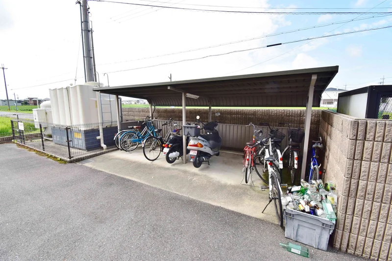 【駐輪場画像】滋賀県愛知郡ウィークリーマンションでは一部レンタル自転車も対応してます。詳細は滋賀県愛知郡ウィークリーマンションHPからお問い合わせ下さい♪