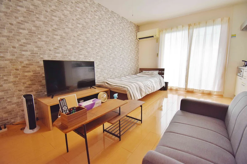 「荷物は一つだけ持ってきても、快適に生活できる」をモットーにした、滋賀県愛知郡のウィークリーマンションの室内画像です。また、長期滞在のお客様向けに、滋賀県愛知郡のマンスリーマンションプランもご用意しています。