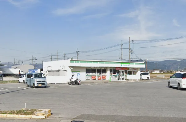 ファミリーマート 愛知川東円堂店まで徒歩18分、1.5kｍ。