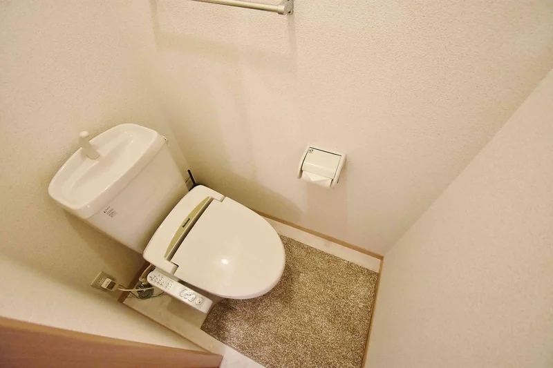 【トイレ画像】ウォシュレット付トイレです(*^^)v清掃道具もご用意しております☆彡滋賀県愛知郡ウィークリーマンションでは標準設備です♪