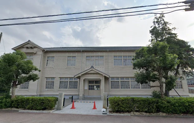 近江上布伝統産業会館まで徒歩8分、700ｍ。