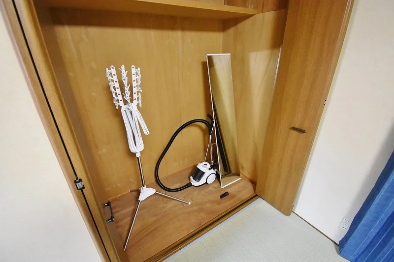 【掃除機完備】滋賀県彦根市ウィークリーマンション・滋賀県彦根市マンスリーマンションではビジネスホテルと違い、自宅と同じように生活できるのが強みの1つです。