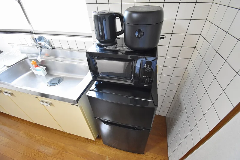 【冷蔵庫・電子レンジ】ホテルと違い滋賀県彦根市ウィークリーマンションでは標準設備♪一人暮らし用の冷蔵庫なので1週間以上の暮らしに最適★お客様の声から今の形になりました。