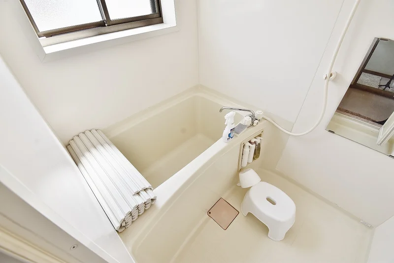 バスルーム画像です♪滋賀県彦根市ウィークリーマンションでは、お風呂用の椅子もあるのでごゆっくりと快適にご利用いただけます★