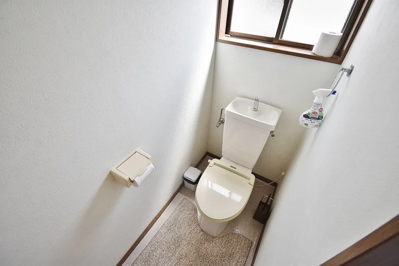 【トイレ画像】ウォシュレット付トイレです(*^^)v清掃道具もご用意しております☆彡滋賀県彦根市ウィークリーマンションでは標準設備です♪