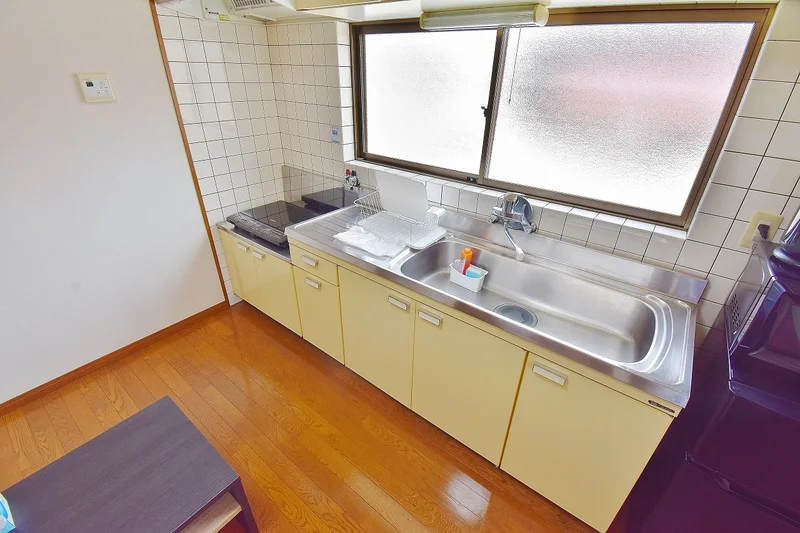 【キッチン画像】滋賀県彦根市ウィークリーマンション♪冷蔵庫、電子レンジ、炊飯器、ケトル、調理器具や食器類もご用意しております(^^♪