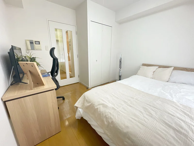 写真はお部屋のイメージです。ラグなどの室内装飾はございません。