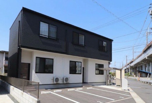 敷地内に確保されたフラットな専用駐車スペース。玉島ICから山陽道へ、または水島臨海部・倉敷市中心部へマイカーや社用車でスムーズに出動可能。1階住戸のため、車から部屋への機材や資材の積み下ろしも最短ルートで完結します。  21. 駐輪場JR新倉敷駅北口至近、山陽自動車道・玉島ICからも一直線のアプローチを誇る重厚感あるRC構造マンション。駅前でありながら落ち着いた住宅街に位置し、水島コンビナート方面や岡山市内への通勤拠点としても抜群の視認性とステータスを備えています。