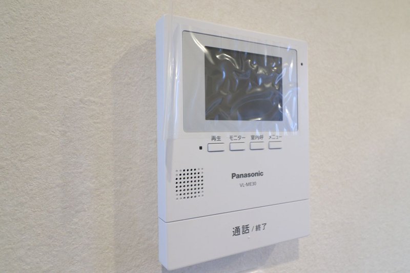 視点：来訪者確認＆非対面安心感（防犯・デリバリー利用目線）  ドアを開ける前に訪問者の顔と音声を確認できるカラー液晶モニター付きインターホン。不審な勧誘のシャットアウトはもちろん、フードデリバリーやネット通販の受け取り時にも高い安心感を提供します。