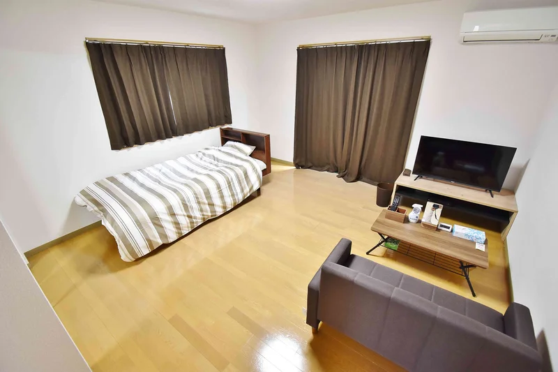 Kマンスリー鯖江市役所北★広々としたお部屋で、テレビ、空気清浄機、テーブル、ゴミ箱、掃除機やパラソルハンガー、DVDプレイヤーも完備!!長期、中期、短期宿泊に適した室内となっております。