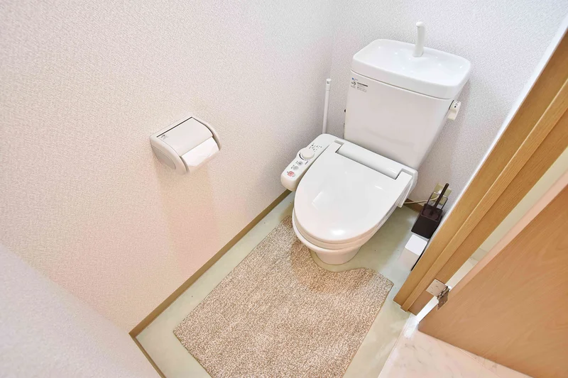 ウォシュレットつきのトイレです。老若男女皆様に安心してご利用いただけますね☆トイレにもトイレ用洗剤とトイレ用ブラシをご用意しておりますので長期ご利用の場合の気になる汚れなどもお掃除して頂けます＾＾