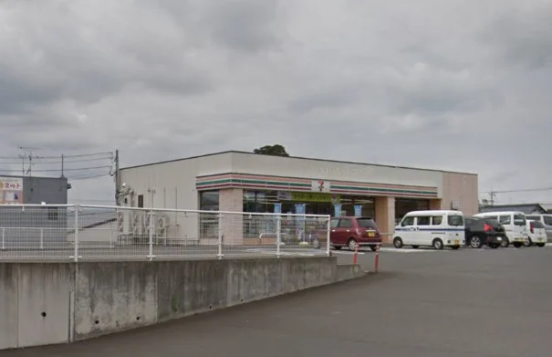 セブン-イレブン 鯖江北野町１丁目店まで徒歩5分、350ｍ。