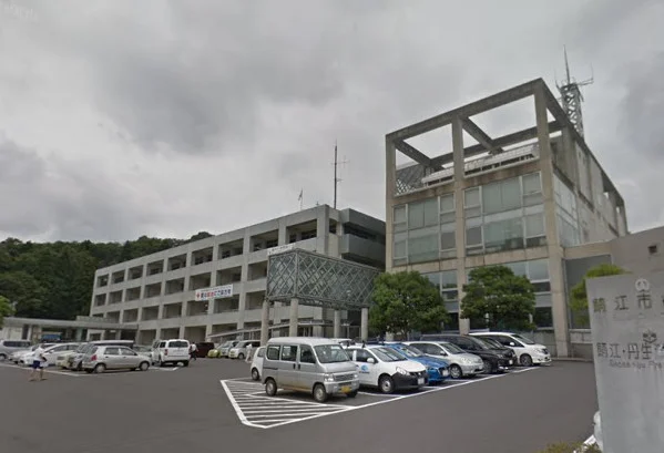 鯖江市役所まで徒歩13分、1.0kｍ。