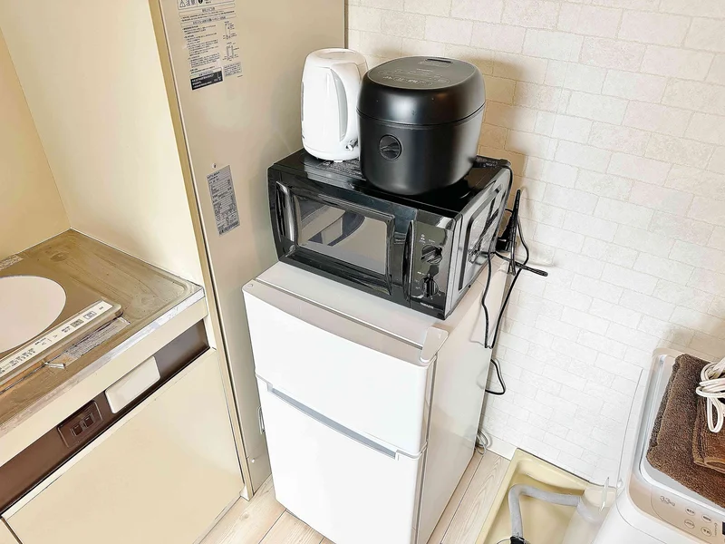 KマンスリーJR鯖江駅前の家電のお写真です。2ドアの冷蔵庫や電子レンジ、ケトル、炊飯器のご用意もございますので自炊される方でも安心♪冷凍食品やレトルト食品の調理もできるので嬉しいですね★