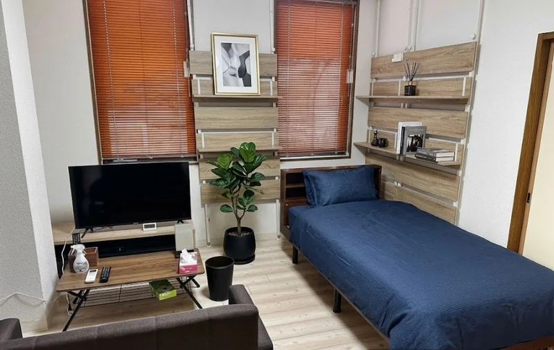 KマンスリーJR鯖江駅前のお部屋にはラッグもご用意しておりますので、お好きな小物やアロマなどを置くのもいいですね！※植木と額とクッションなどは写真用です。