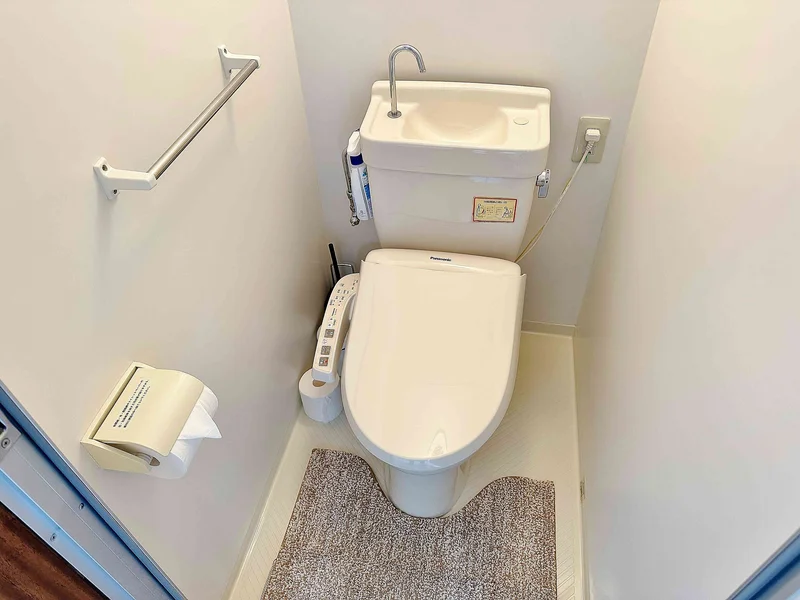 KマンスリーJR鯖江駅前のトイレです。ウォシュレット付きなので、必須条件の方におすすめ！清掃用具のご用意もございますので長期のご利用でも心配いりません(^^)/