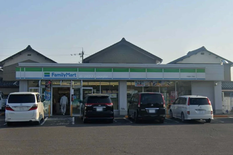 ファミリーマート 村国四丁目店まで車で8分、3.9kｍ。