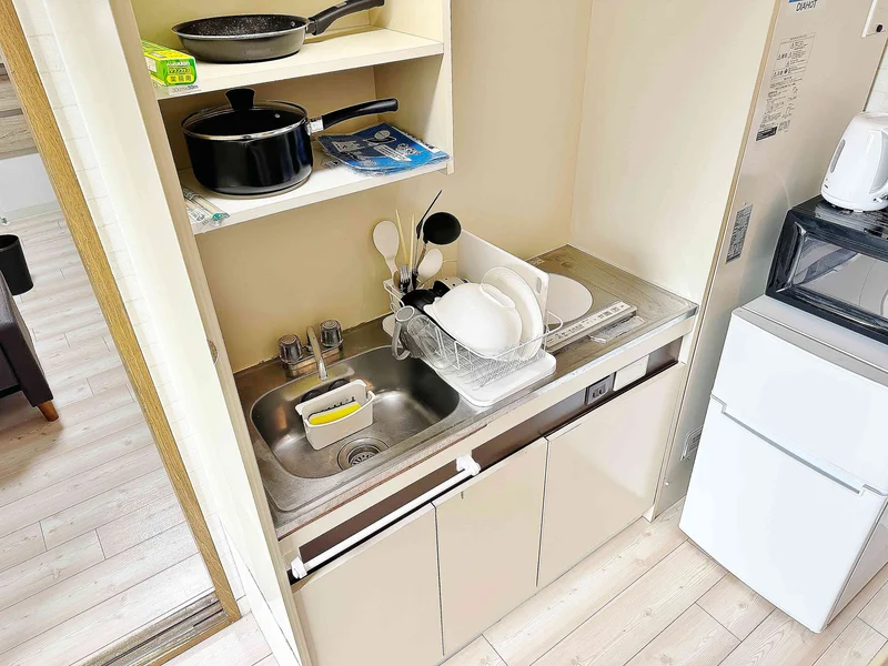 KマンスリーJR鯖江駅前のキッチンのお写真です。キッチンには食器類や簡単な調理器具もご用意しておりますので自炊をされる方にもおすすめです(^^)/シンクしたの収納もございますので、調味料やお米などの収納にも困りません！