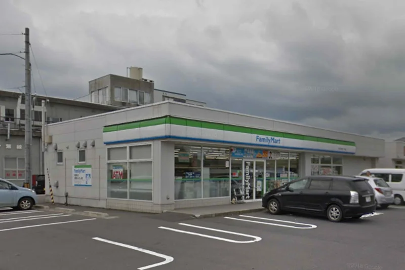 ファミリーマート 鯖江住吉町一丁目店まで徒歩11分、800ｍ。