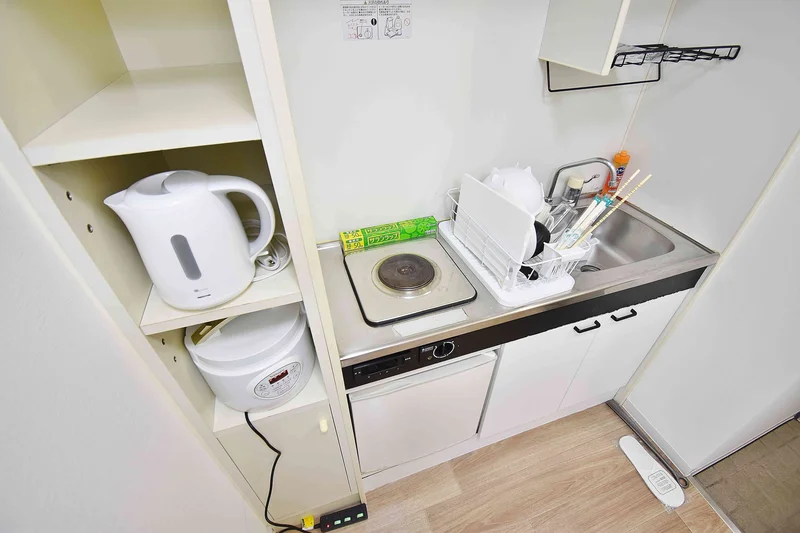 お箸、お鍋、包丁、お皿、ボウル、お玉、食器用洗剤、簡単な調理器具は各種取り揃えています♪