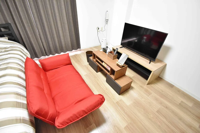 Kマンスリー福井県立病院前★テレビ、ソファー、空気清浄機、テーブル、ゴミ箱、掃除機やパラソルハンガー、DVDプレイヤーも完備!!長期、中期、短期宿泊に適した室内となっております。