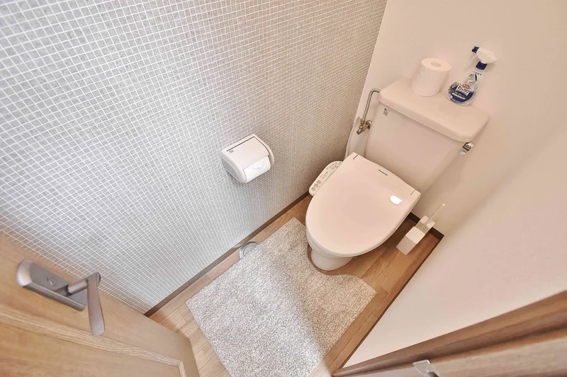 ウォシュレットつきのトイレです。老若男女皆様に安心してご利用いただけますね☆トイレにもトイレ用洗剤とトイレ用ブラシをご用意しておりますので長期ご利用の場合の気になる汚れなどもお掃除して頂けます＾＾