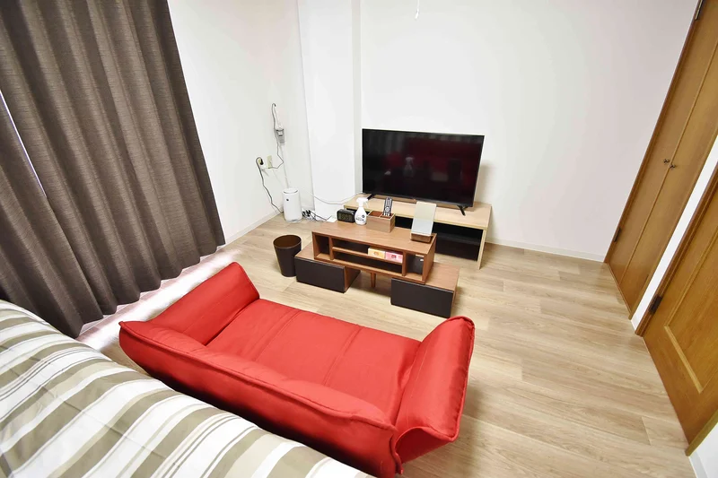 大きな画面のテレビにソファーもございますので、快適にお過ごしいただけます(^^)/