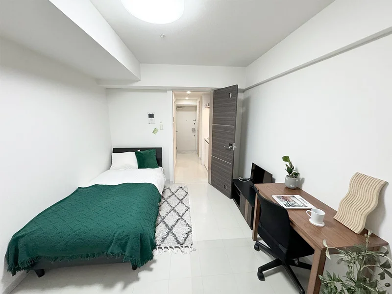 写真はお部屋のイメージです。ラグなどの室内装飾はございません。