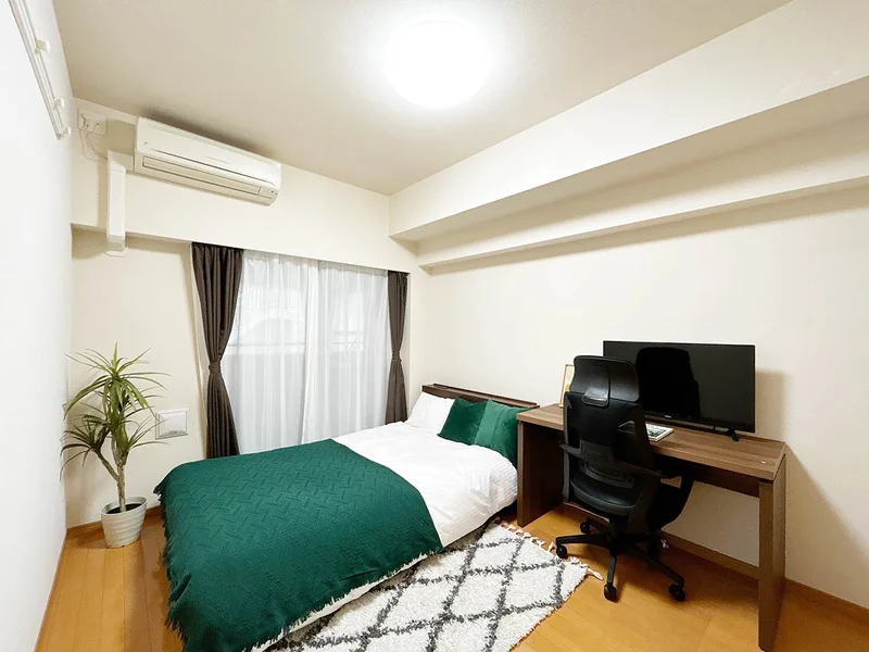 写真はお部屋のイメージです。ラグなどの室内装飾はございません。