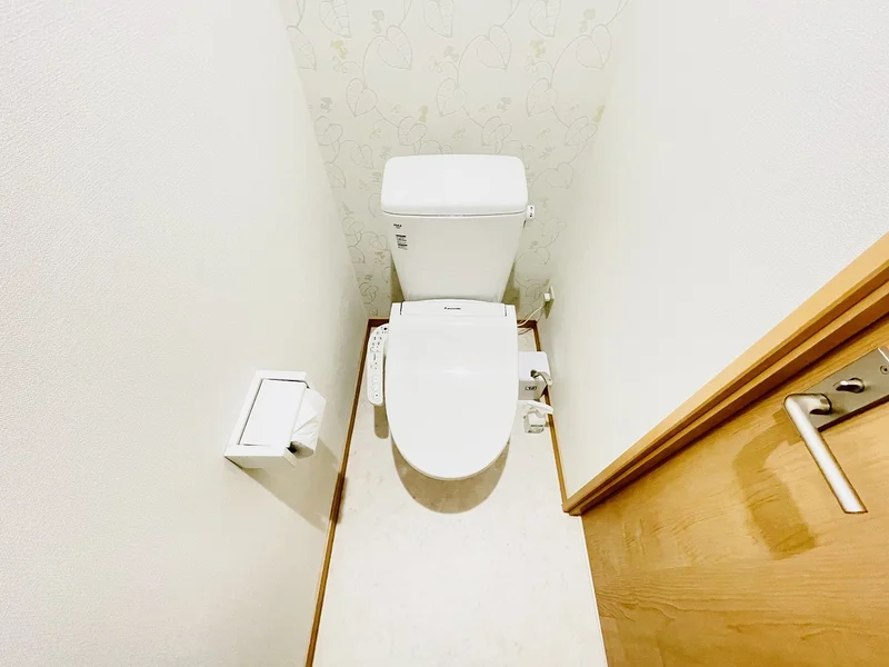 ウォシュレットつきのトイレです。老若男女皆様に安心してご利用いただけますね☆トイレにもトイレ用洗剤とトイレ用ブラシをご用意しておりますので長期ご利用の場合の気になる汚れなどもお掃除して頂けます＾＾