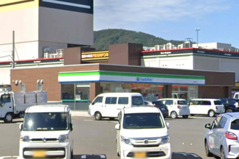 ファミリーマート 福井飯塚町店まで徒歩3分、200ｍ。