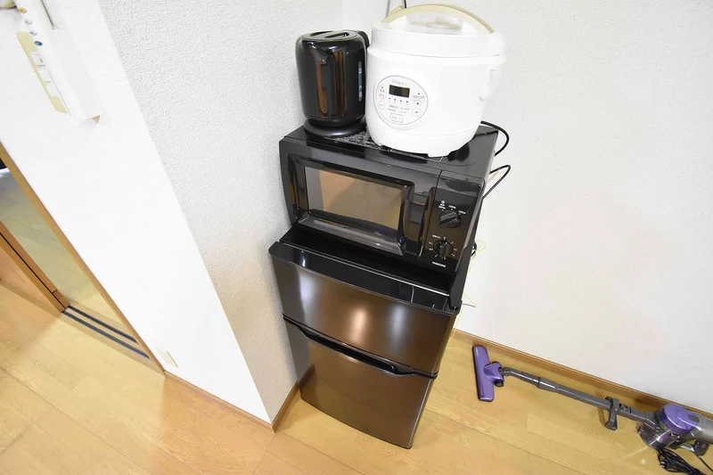 【冷蔵庫・電子レンジ】ホテルと違い福井市ウィークリーマンションでは標準設備♪一人暮らしに適した冷蔵庫なので1週間以上の暮らしに最適★お客様の声から今の形になりました。