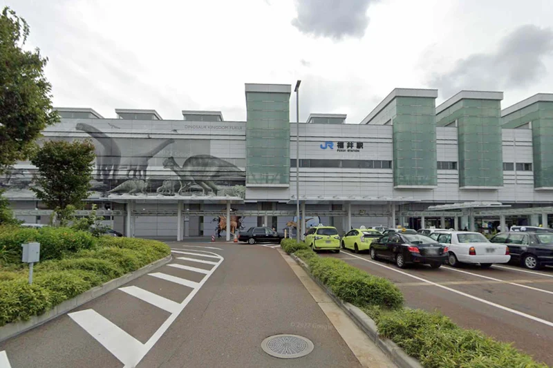 JR福井駅まで徒歩12分、1.0kｍ。