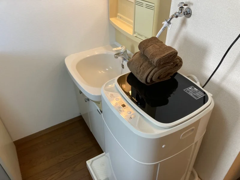 嬉しい独立洗面台付き♪大きな鏡で身支度!(^^)!急がしい朝もバタバタしません♪洗濯機は室内に設置しております♪洗濯用洗剤もご用意しておりますのでご入居してすぐにご利用が可能です(^^♪タオル1式分もご用意しております☆彡