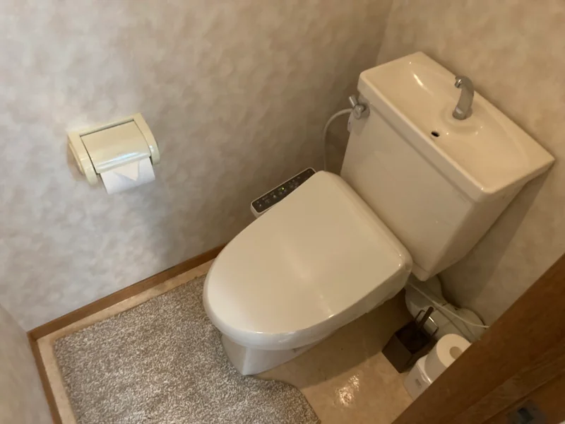 ウォシュレットつきのトイレです。老若男女皆様に安心してご利用いただけますね☆トイレにもトイレ用洗剤とトイレ用ブラシをご用意しておりますので長期ご利用の場合の気になる汚れなどもお掃除して頂けます＾＾